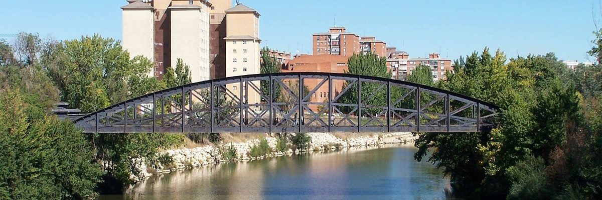 Puente Colgante sobre el río Pisuerga.