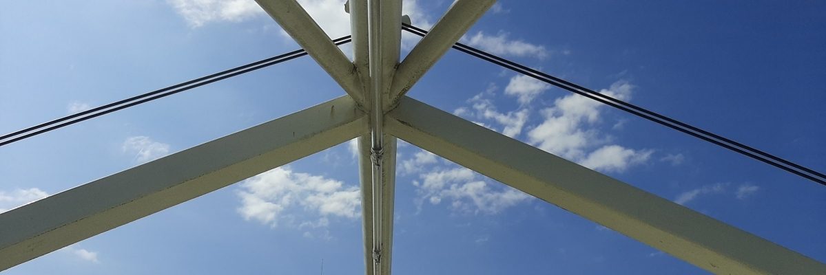 Detalle de la Pasarela del Museo de la Ciencia sobre el río Pisuerga.