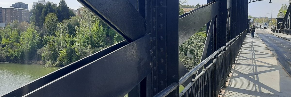 Detalle del Puente Colgante sobre el río Pisuerga.