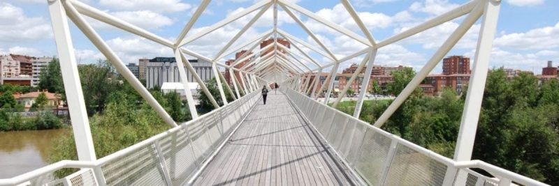 Pasarela del Museo de la Ciencia sobre el río Pisuerga.